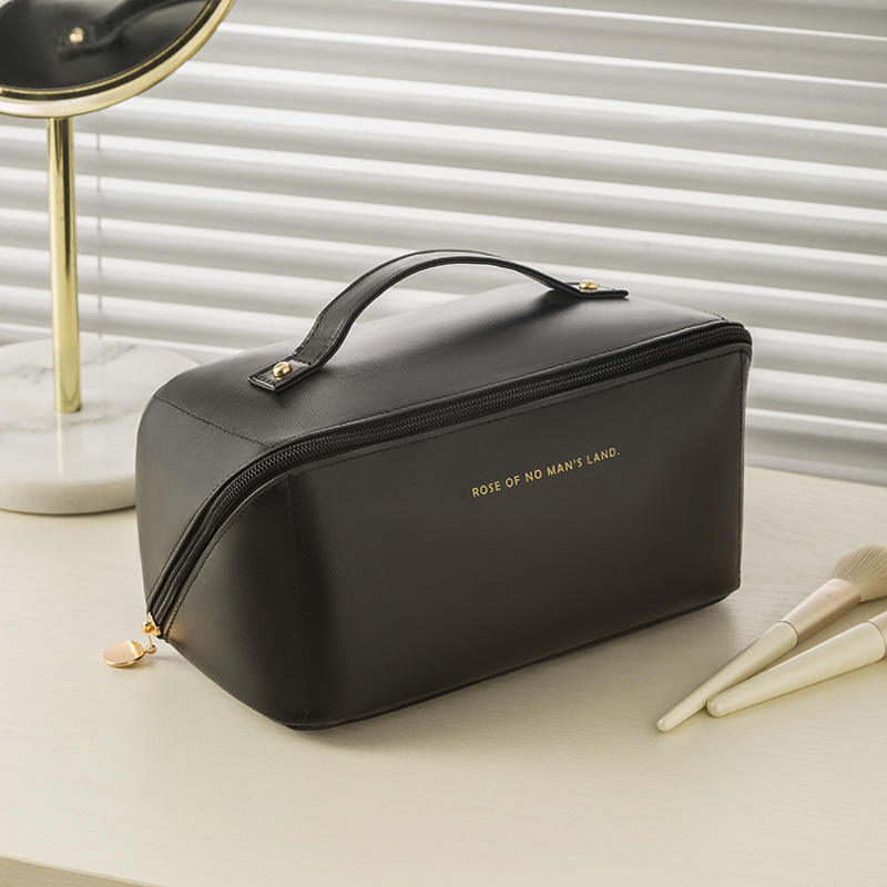 MAKEUP TRAVEL BAG - (Buy 1 Get 1 Free) 😍
